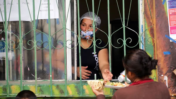 refugio para contagiados con el COVID-19 Un albergue migrante construye un refugio para contagiados con el COVID-19