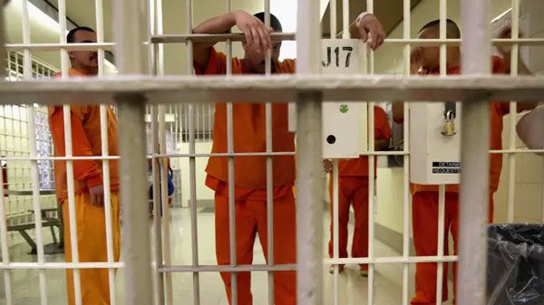 coronavirus en cárcel de ICE Pánico entre inmigrantes detenidos por brote de coronavirus en cárcel de ICE