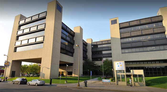 Mujer de Minneapolis espera resultados de la prueba COVID-19 prueba COVID-19