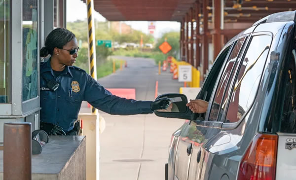 restricciones en la frontera Automovilistas duermen haciendo fila para cruzar a EEUU ante las restricciones en la frontera