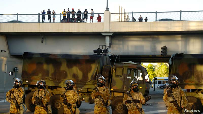 Miembros de la Guardia Nacional del estado de Minnesota patrullan las calles de Minneapolis.