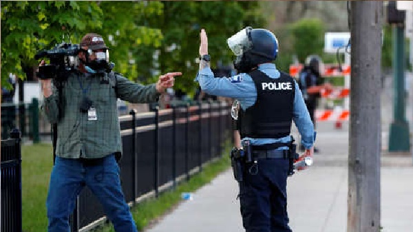 ataques a los medios Defensores de derechos civiles y periodistas preocupados por ataques a los medios durante protestas