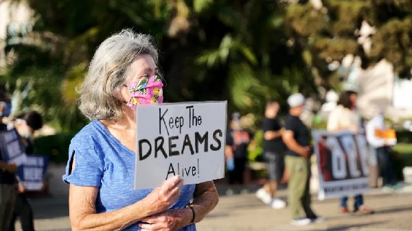 solicitudes de DACA Un juez federal ordena a la Administración que acepte nuevas solicitudes de DACA