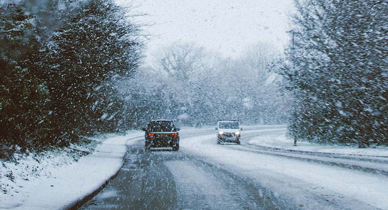 Vuelos cancelados, al menos 2 muertos mientras tormenta de hielo congela EEUU