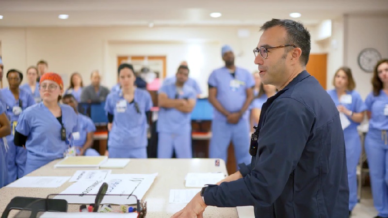 Médicos hispanos Médicos hispanos en el frente de batalla contra el coronavirus en EE.UU.