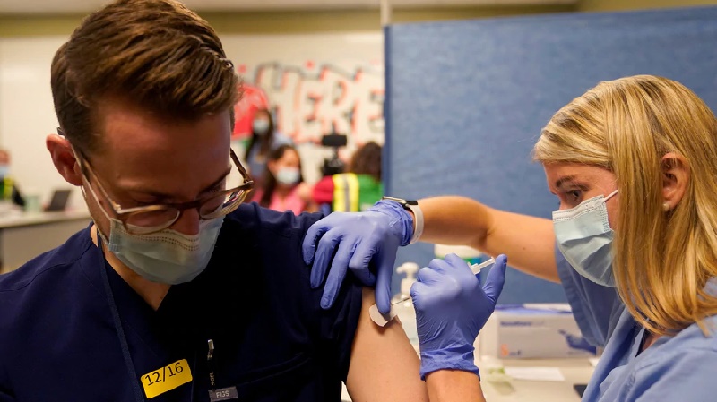vacunación de COVID-19 EE.UU.: Estudiantes de enfermería y medicina se unen a campañas de vacunación de COVID-19