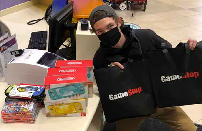 Joven de Minnesota dona videjuegos a un hospital infantil