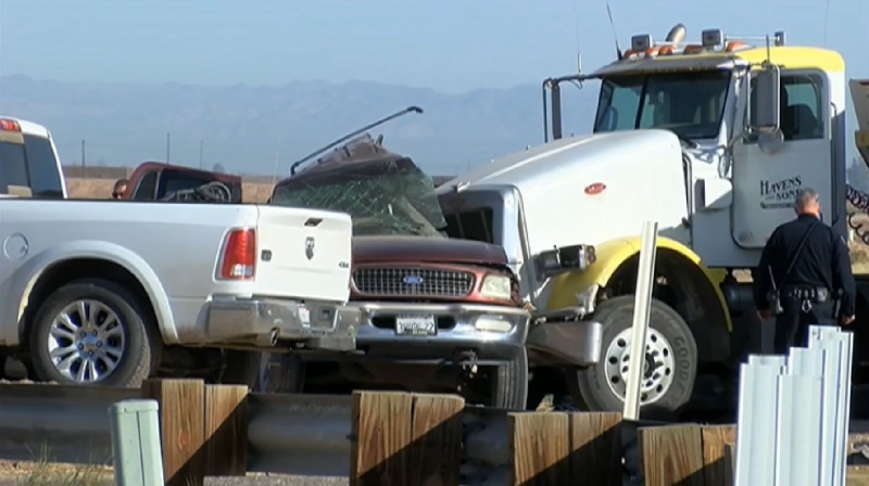 13 indocumentados habrían muerto Al menos 13 indocumentados habrían muerto en accidente vial de camioneta con tráiler cerca de la frontera
