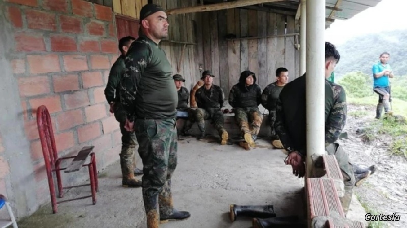 nueve militares retenidos Colombia: comunidad indígena libera a nueve militares retenidos