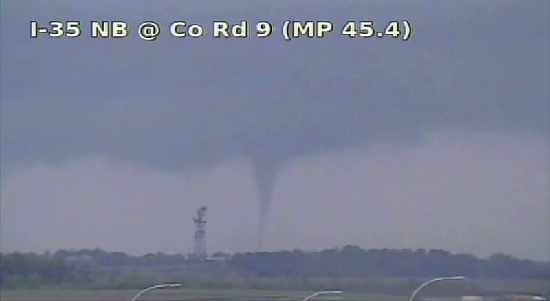 Tornado azota ciudad al sur de Los Ángeles