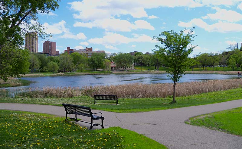 Autoridades recuperan cuerpo de un hombre en estanque de Loring Park estanque de Loring Park