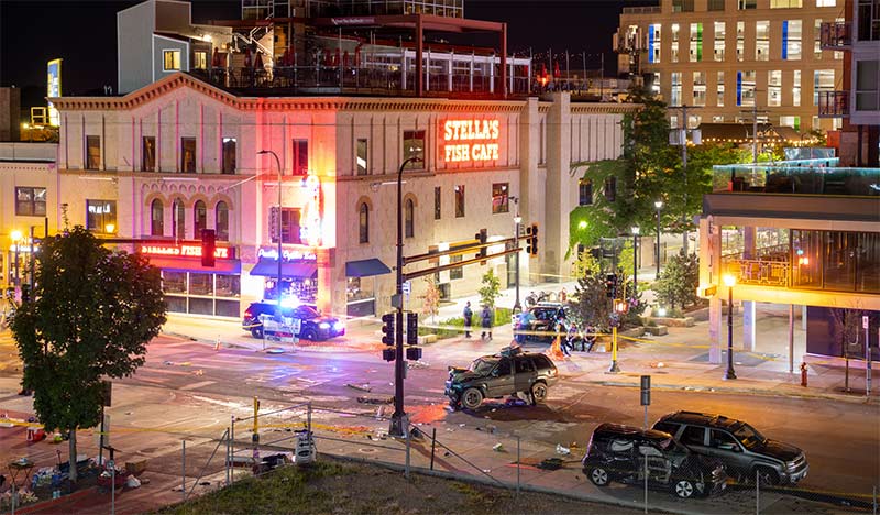 Muere una mujer después de que un hombre chocara contra unos manifestantes en Uptown manifestantes en el Uptown de Minneapolis