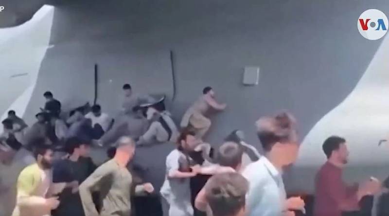 Encuentran restos humanos en rueda de avión estadounidense que partió de Kabul Encuentran restos humanos en rueda de avión estadounidense que partió de Kabul