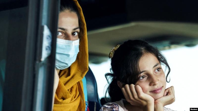 Talibanes niegan educación secundaria a las niñas, restringen pasaportes a mujeres Talibanes niegan educación secundaria a las niñas