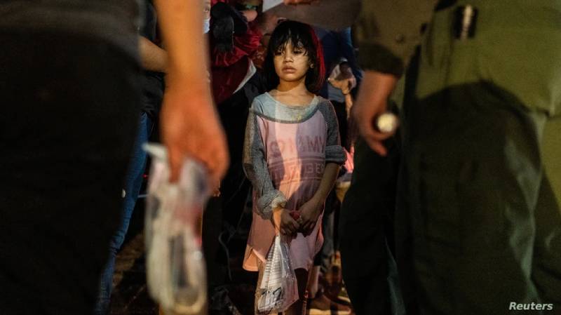 Una migrante hondureña no acompañada de 4 años espera a ser transportada por la Patrulla Fronteriza de Estados Unidos después de cruzar el río Grande en Texas, Estados Unidos, el 14 de agosto de 2021./Foto: Reuters