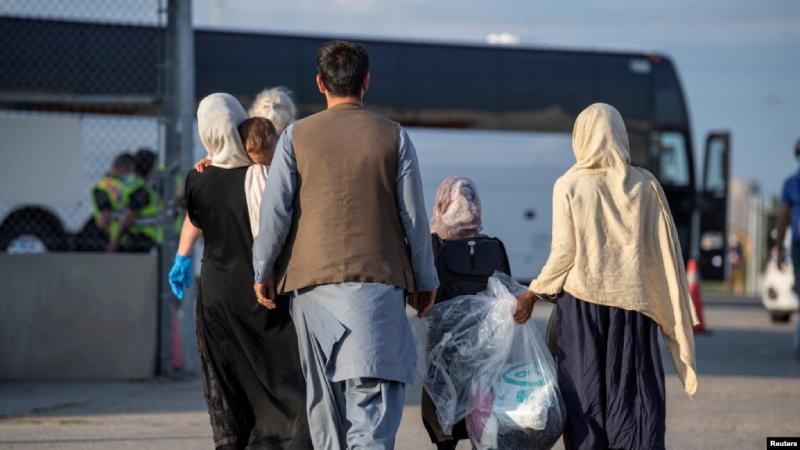 Refugiados afganos llegan a Canadá en medio de cuarta ola de COVID-19 Refugiados afganos llegan a Canadá