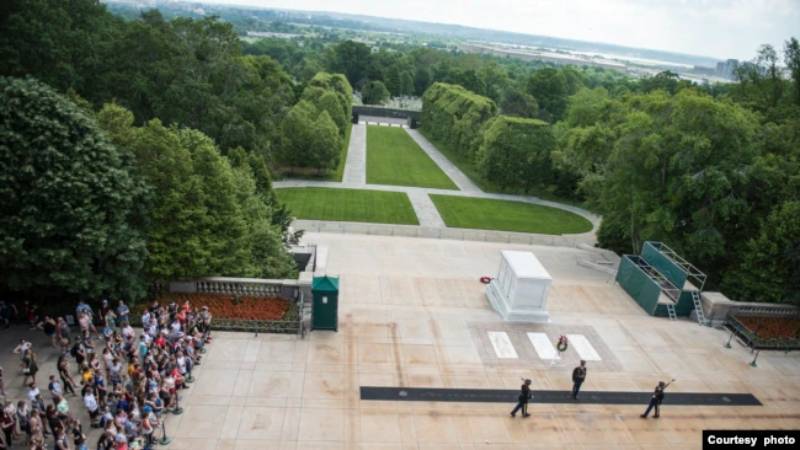 Cada año, más de 3 millones de personas visitan el Cementerio Nacional de Arlington, el cementerio militar más grande de los Estados Unidos. Muchos de ellos se detienen a presentar sus respetos en la Tumba del Soldado Desconocido./Foto: Courtesy photo.