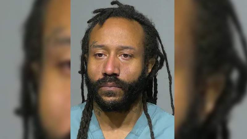 Policía identifica al conductor que embistió un desfile navideño matando en Wisconsin Darrell Brooks