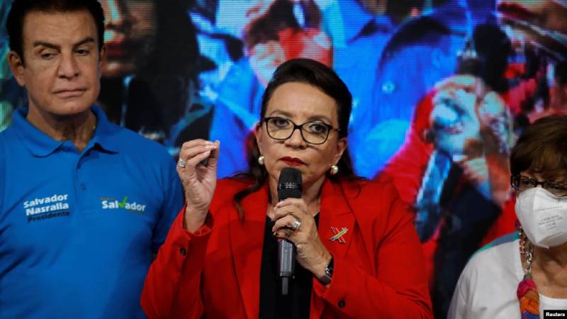 La candidata presidencial y ex primera dama de Honduras Xiomara Castro habla en Tegucigalpa al cierre de las elecciones del 28 de noviembre de 2021./Foto: Reuters.