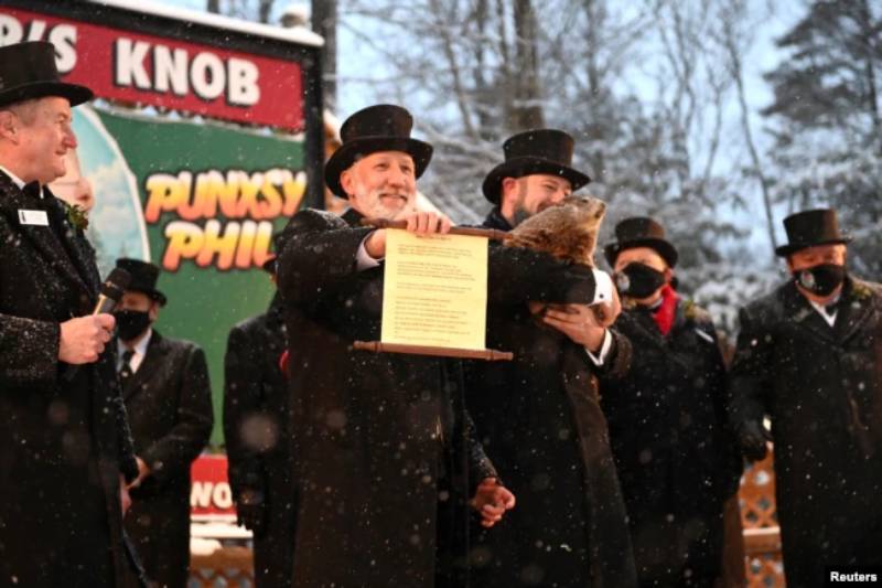 Tom Dunkel sostiene el pergamino con el pronóstico de Phil de seis semanas más de invierno durante un evento remoto y socialmente distanciado debido a la enfermedad del coronavirus (COVID-19) en el 135 ° Día de la Marmota, el 2 de febrero de 2021./Foto: Reuters.