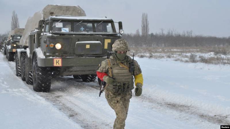 Un miembro del servicio de las Fuerzas Armadas de Ucrania corre cerca de sistemas de lanzacohetes múltiples autopropulsados durante simulacros en la región de Kherson, Ucrania, en esta foto publicada el 1 de febrero de 2022./Foto: Reuters.