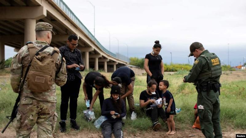 México traslada hacia la capital a venezolanos expulsados de EEUU