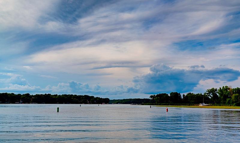 Autoridades sacan un cadáver del lago Minnetonka Autoridades sacan un cadáver del lago Minnetonka