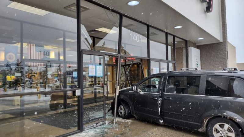 Hombre que huía de la policía de Bemidji se estrella contra la entrada de un centro comercial Hombre que huía de la policía de Bemidji