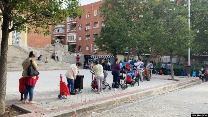 Latinoamericanos en “colas del hambre” de España: “Es una ayuda que bastante nos sirve”