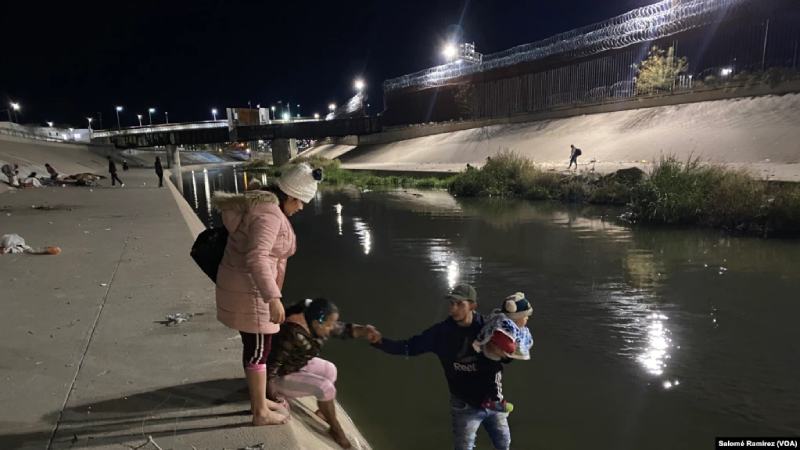 “Lancheros” venezolanos en la frontera cargan a migrantes para cruzar el río para subsistir