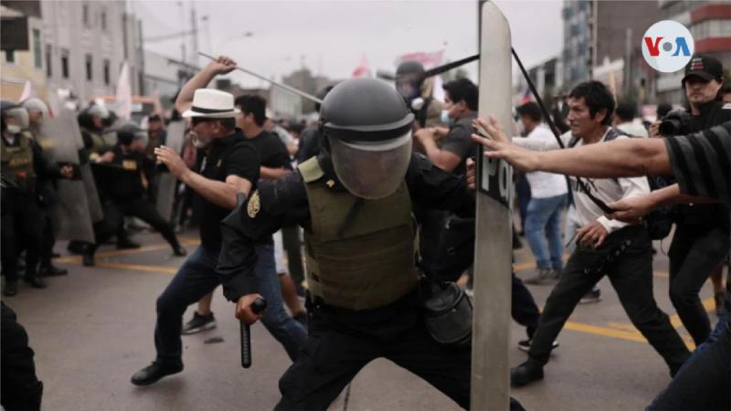 Peruanos inconformes con el gobierno y el Congreso protestan en varias regiones del país