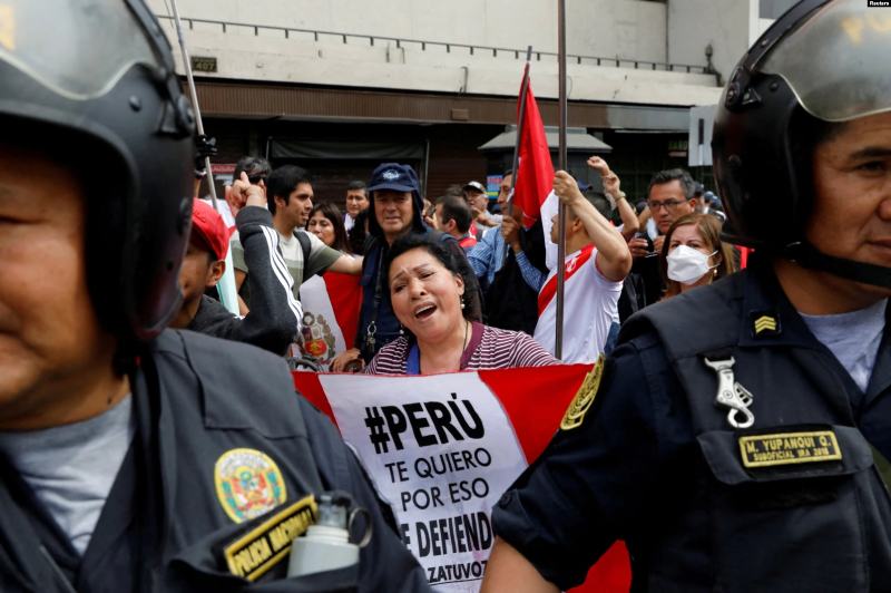 Presidenta de Perú propone adelantar comicios ante protestas