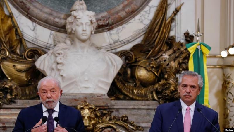 ¿Qué posibilidades tendría el sur, el "euro sudamericano" que valoran Brasil y Argentina? El presidente de Brasil, Luiz Inácio Lula da Silva, y el presidente de Argentina, Alberto Fernández, asisten a la ceremonia de firma de un acuerdo bilateral en el palacio presidencial Casa Rosada en Buenos Aires, Argentina, el 23 de enero, Augustine Marcarian