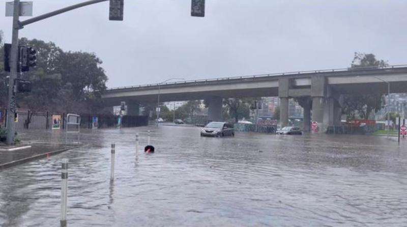 California ordena evacuaciones por tormenta, que deja apagón