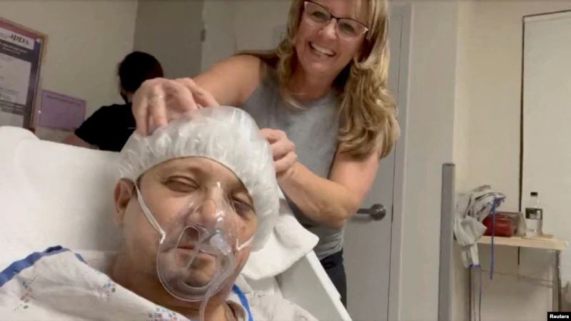 El actor Jeremy Renner muestra su recuperación, a través de un video