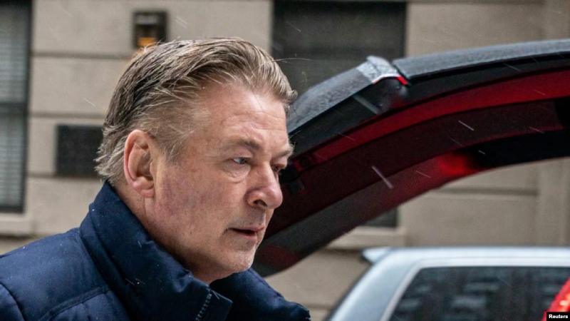 Rebajan cargos contra Alec Baldwin