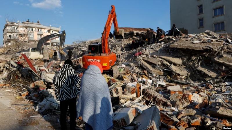 Buscan sobrevivientes del terremoto en Turquía y Siria