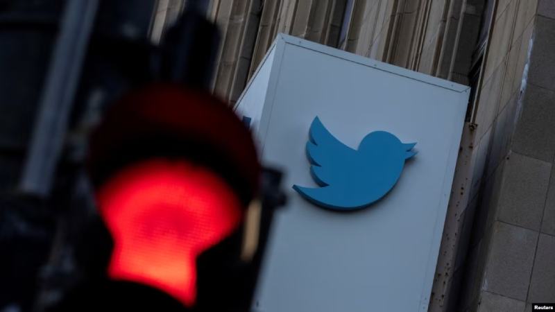 USCIS alerta sobre "cuentas falsas" tras perder el verificado en Twitter