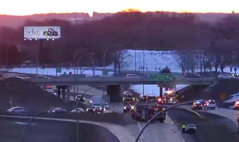 Accidente fatal cierra tramo de la autopista 62 cerca del aeropuerto de Twin Cities Accidente fatal cierra tramo de la autopista 62