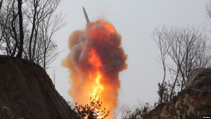 Corea del Norte dispara misiles