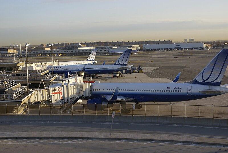 Tormentas y fallas técnicas retrasan vuelos en Nueva York y Washington Tormentas y fallas técnicas retrasan vuelos en Nueva York y Washington