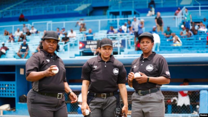 Primer equipo femenino de árbitros de béisbol en Cuba