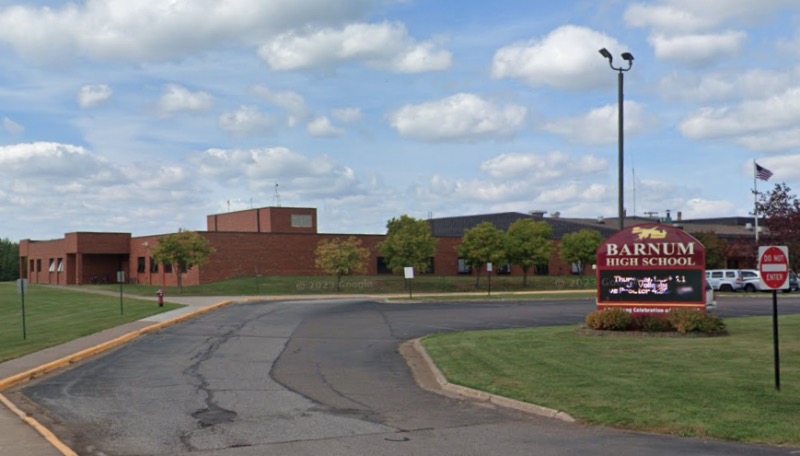 Adolescente arrestada después de cortar a compañero con un cuchillo en Barnum High School Barnum High School