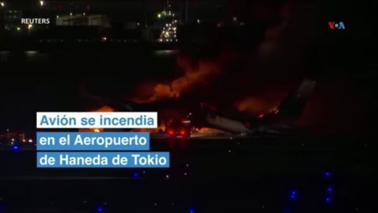 Avión se incendia en aeropuerto de Tokio
