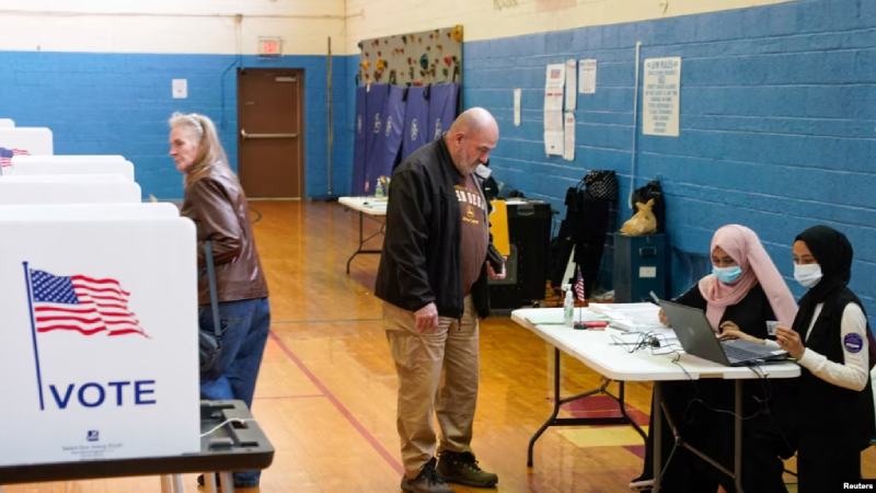 Agencias de seguridad advierten a funcionarios electorales que se preparen para ataques a elección presidencial de EEUU