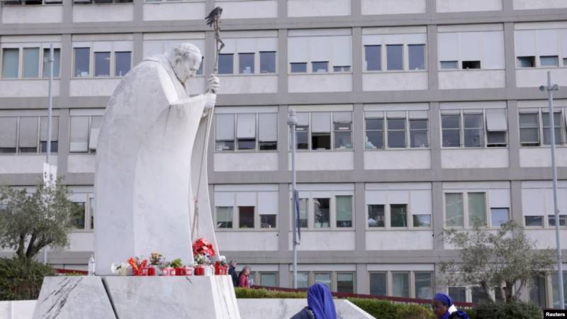 Cambian el tratamiento del papa para afrontar una situación clínica "compleja"
