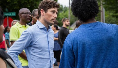 Alcalde de Minneapolis impone toque de queda