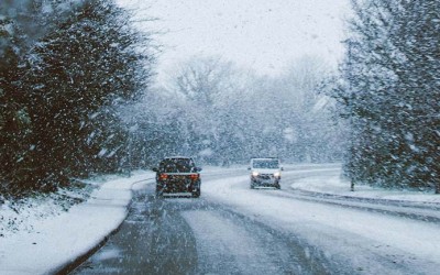 Vuelos cancelados, al menos 2 muertos mientras tormenta de hielo congela EEUU