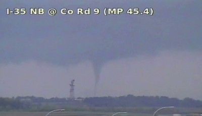 Tornado azota ciudad al sur de Los Ángeles