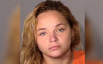 Huye de la policía a casi 100 mph con su hija en el auto